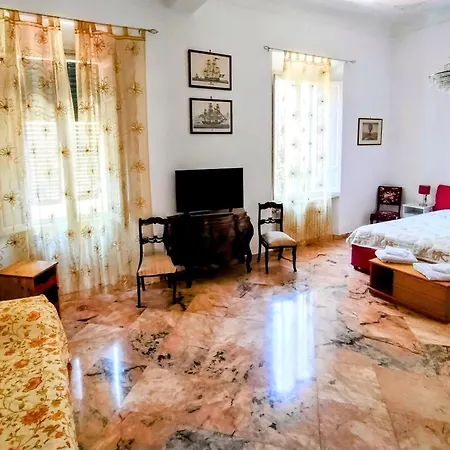 Apartment Gabry's Three-bedroom Big Near Center & Train Station To Pisa And Florence & Ferries To Sardegna Corsica *