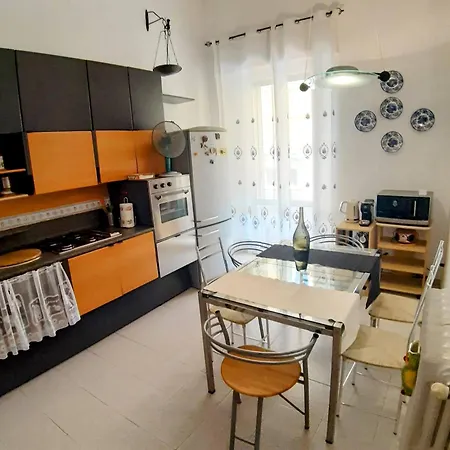 Gabry's Three-bedroom Big Near Center & Train Station To Pisa And Florence & Ferries To Sardegna Corsica Livorno